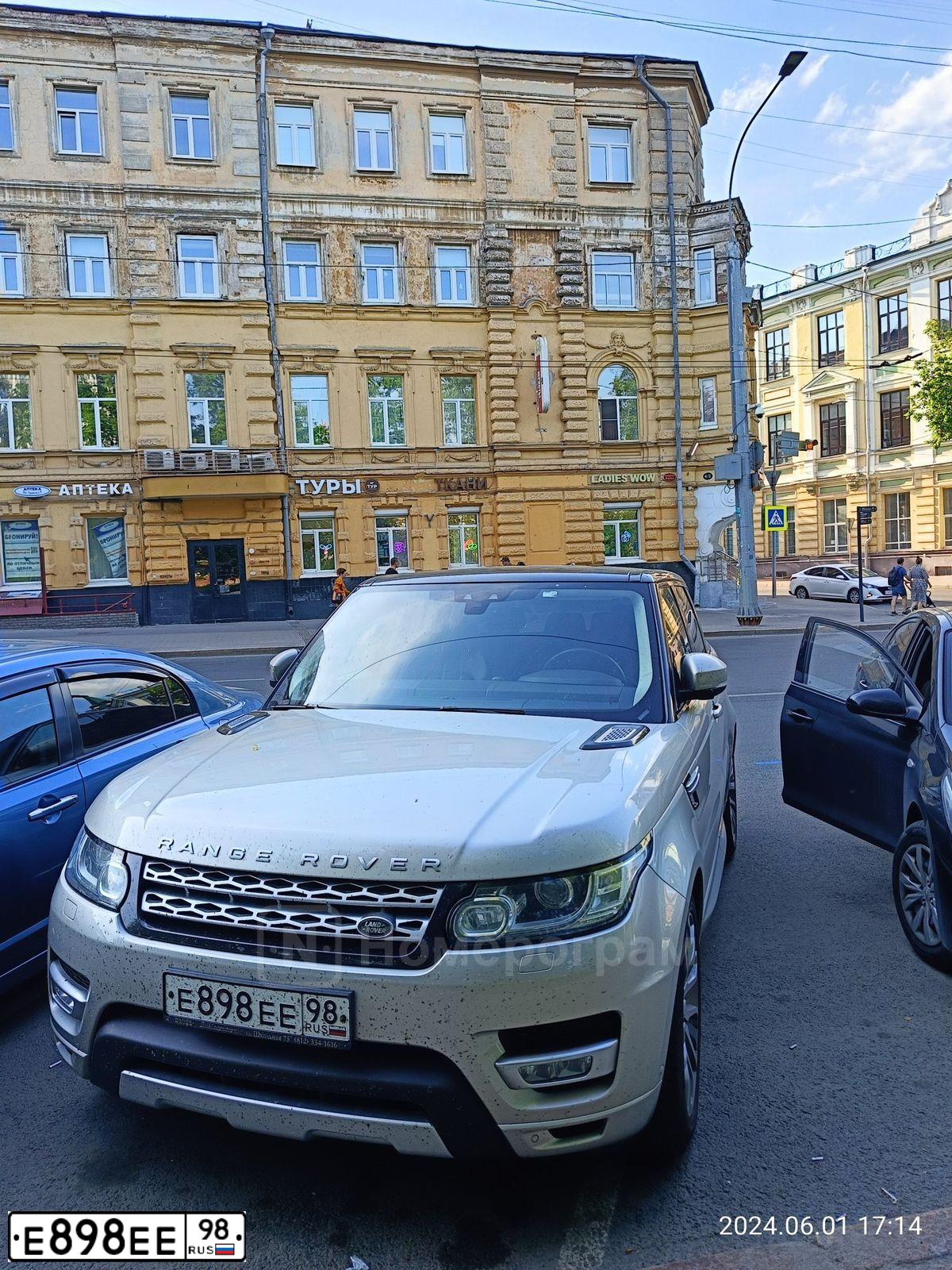 Фото автомобиля LAND ROVER RANGE ROVER, 2017 — госномер Т411ОМ198. Цвет: БЕЖЕВО-СЕРЫЙ