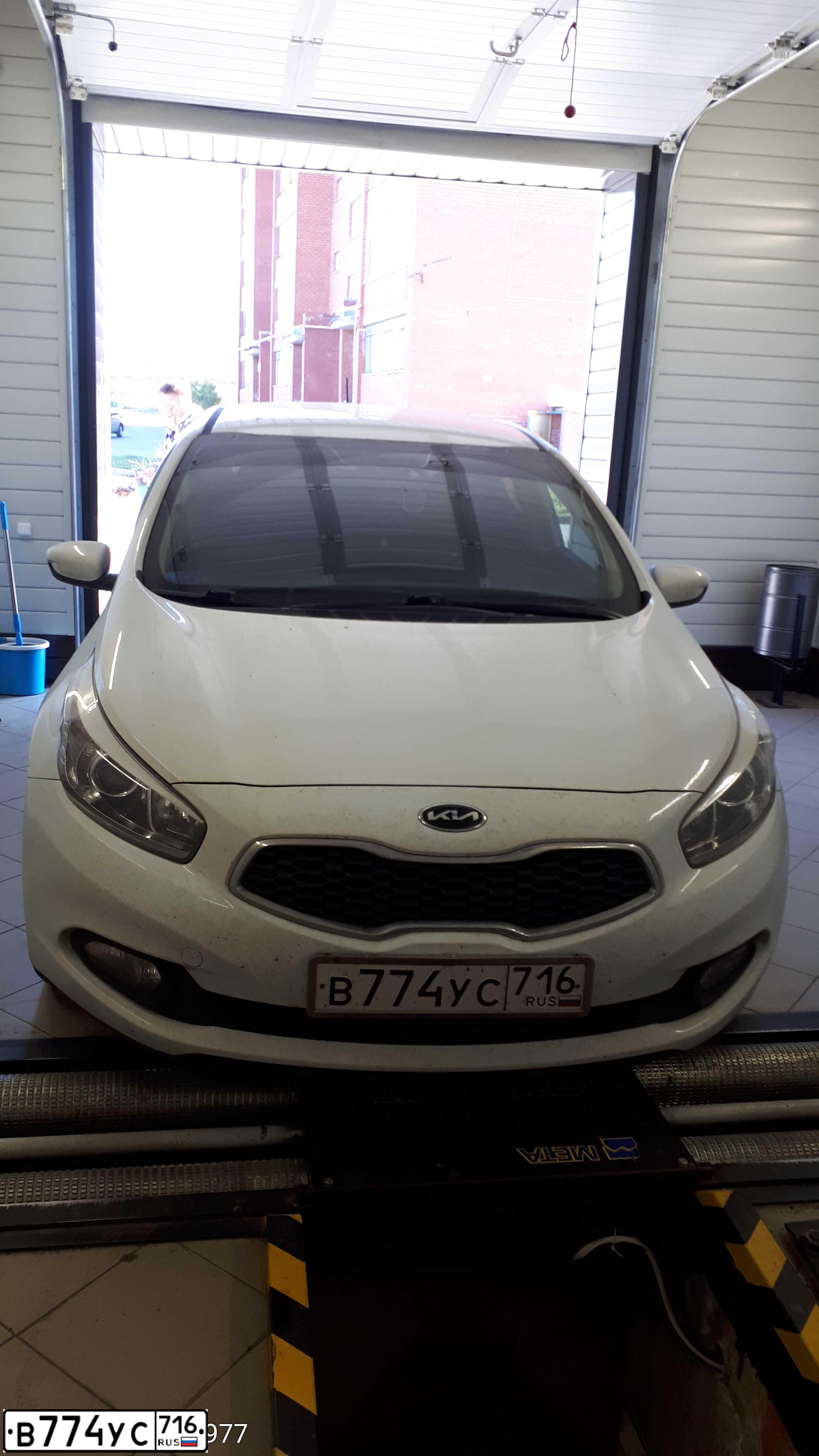 Фото автомобиля KIA CEE'D, 2013 — госномер В774УС716. Цвет: Белый