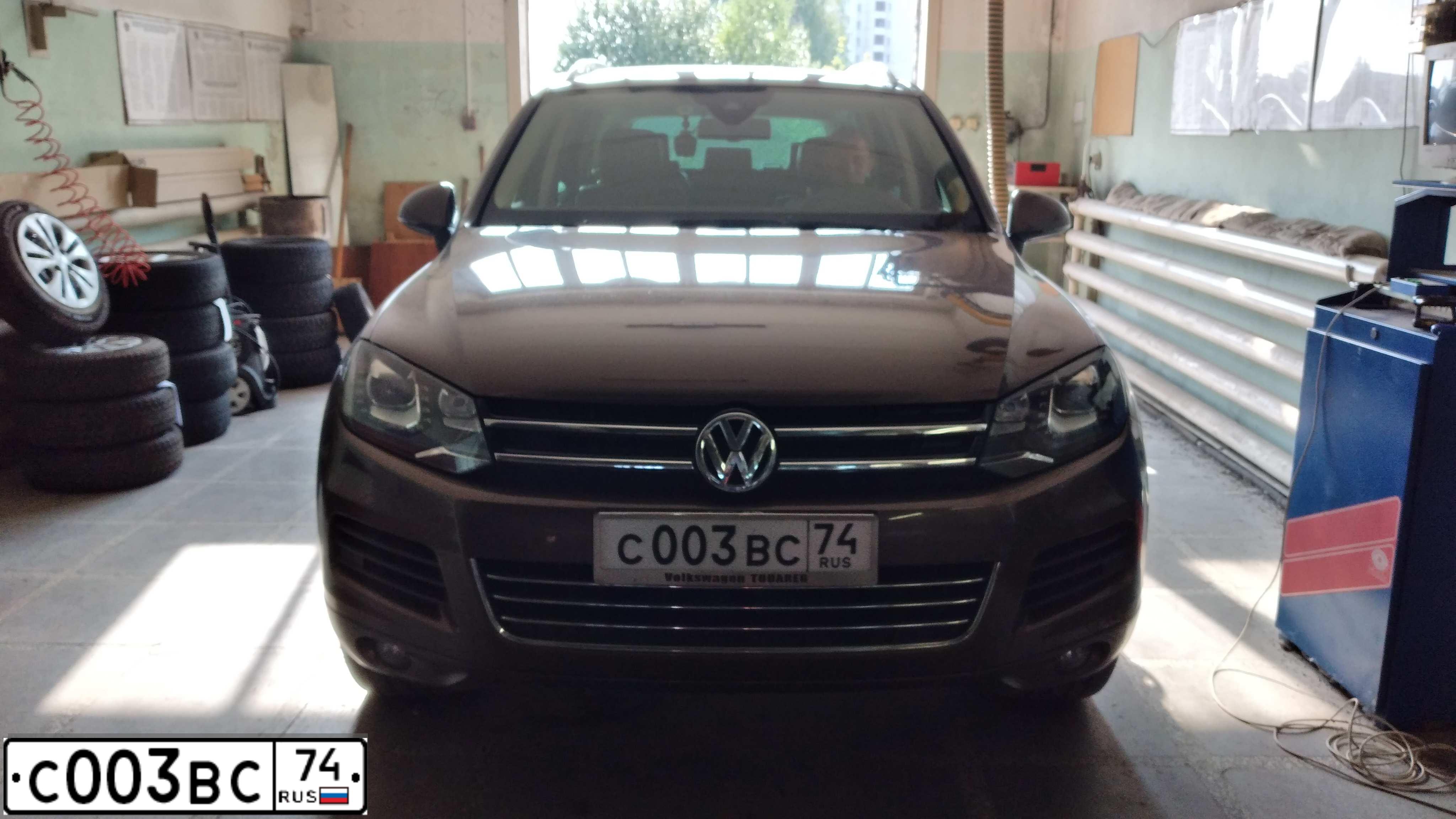 Фото автомобиля VOLKSWAGEN TOUAREG, 2014 — госномер С773МУ89. Цвет: Коричневый