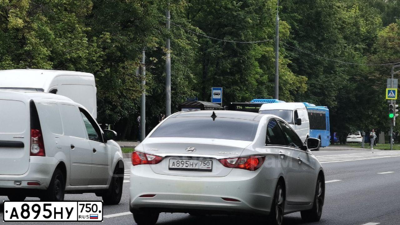 Фото автомобиля HYUNDAI I SONATA, 2012 — госномер М111МА32. Цвет: Белый