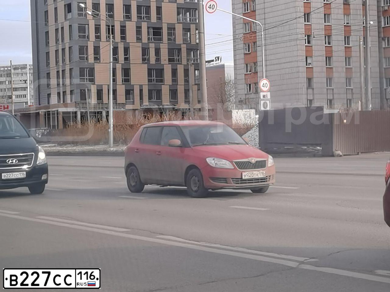 Фото автомобиля HYUNDAI H 1/H 100/STAREX, 2015 — госномер Е040ХМ716. Цвет: ЧЕРНЫЙ