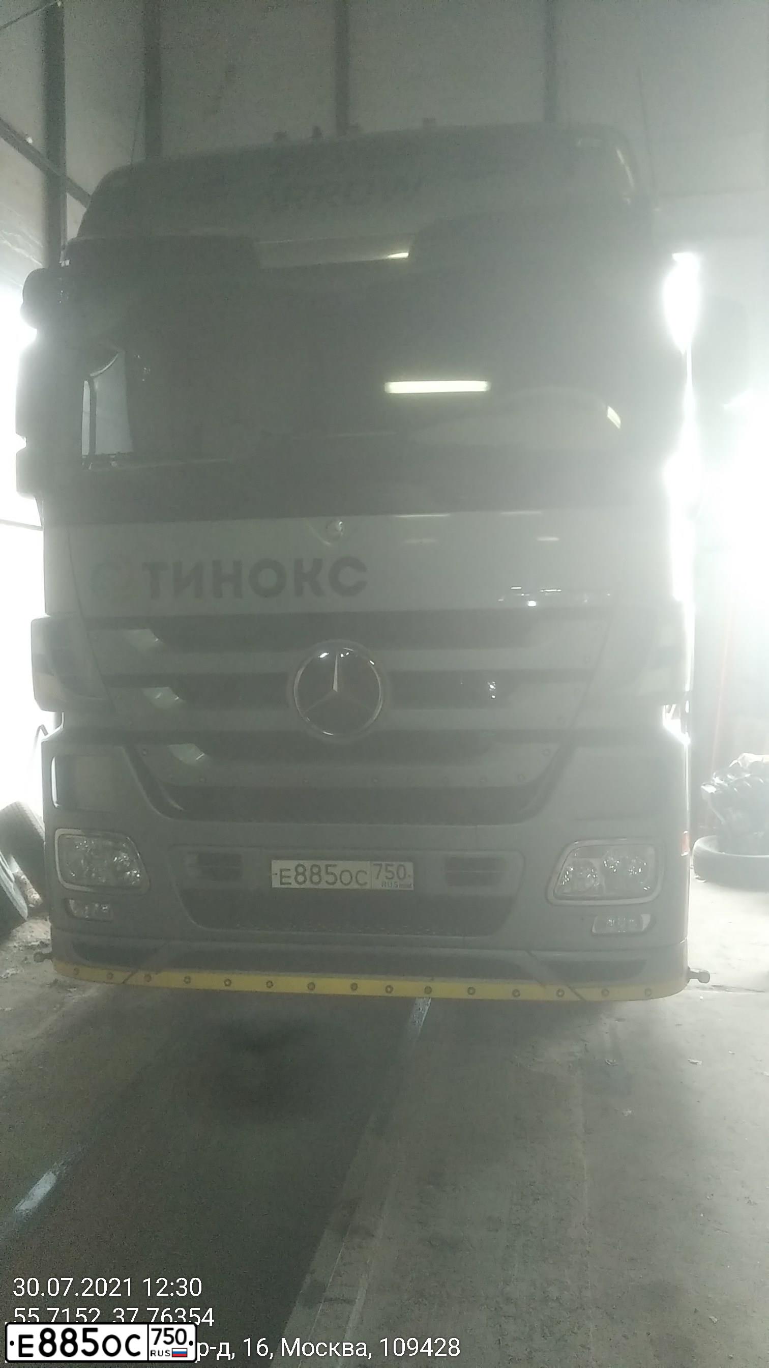 Фото автомобиля MERCEDES ACTROS, 2017 — госномер Е885ОС750. Цвет: Серебристый