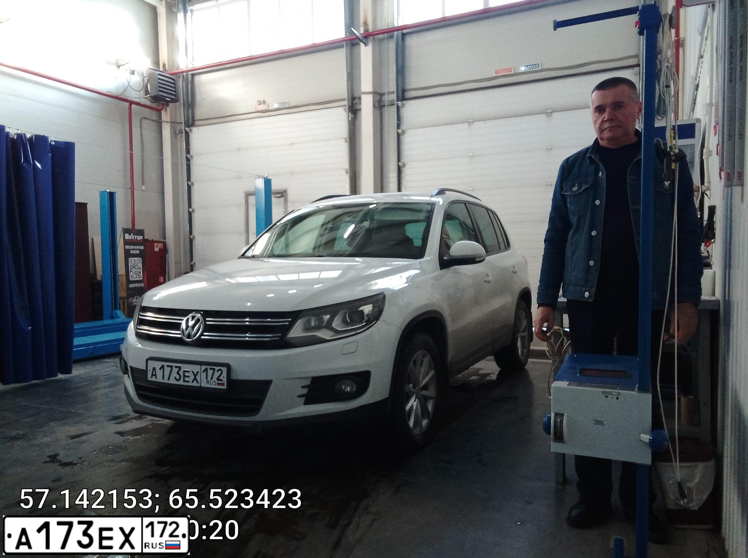 Фото автомобиля VOLKSWAGEN TIGUAN, 2016 — госномер У001КА72. Цвет: Белый