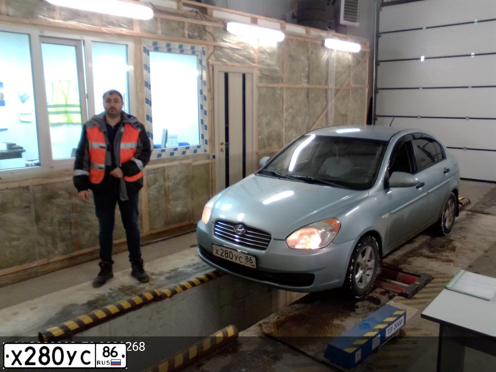 Фото автомобиля HYUNDAI VERNA, 2006 — госномер К077ТТ186. Цвет: СВЕТЛО-ГОЛУБОЙ