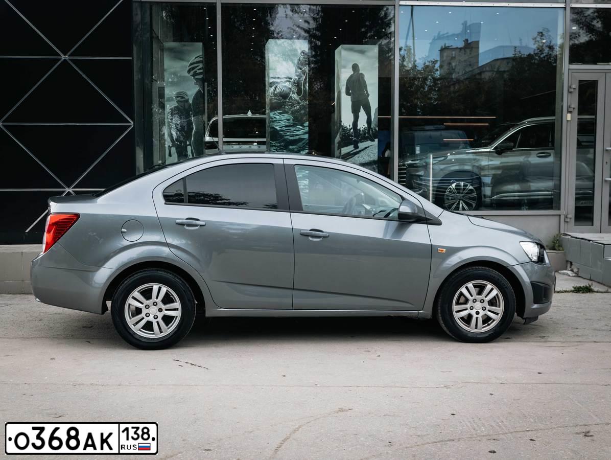 Фото автомобиля CHEVROLET AVEO, 2013 — госномер Р567ОС154. Цвет: СЕРЫЙ МЕТАЛЛИК