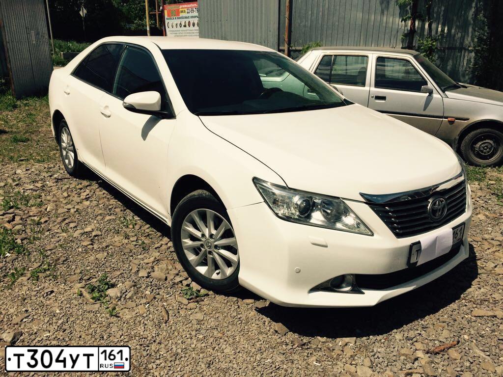 Фото автомобиля TOYOTA CAMRY, 2013 — госномер О037ХА05. Цвет: Белый