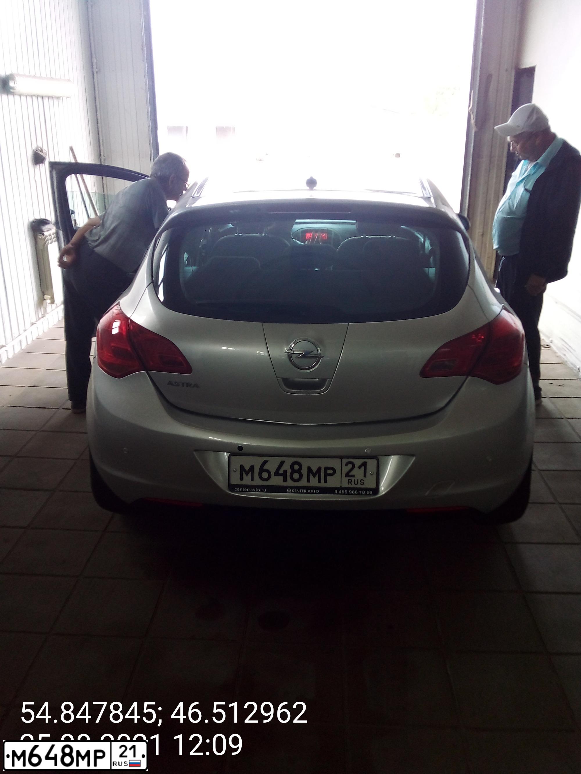 Фото автомобиля OPEL ASTRA, 2010 — госномер М648МР21. Цвет: СЕРЕБРИСТЫЙ