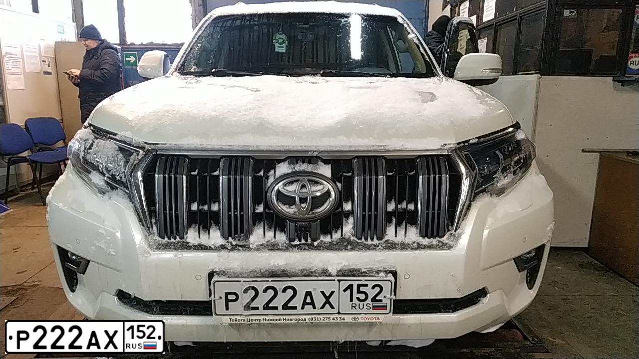 Фото автомобиля TOYOTA LANDCRUISER, 2017 — госномер Р222АХ152. Цвет: БЕЛЫЙ