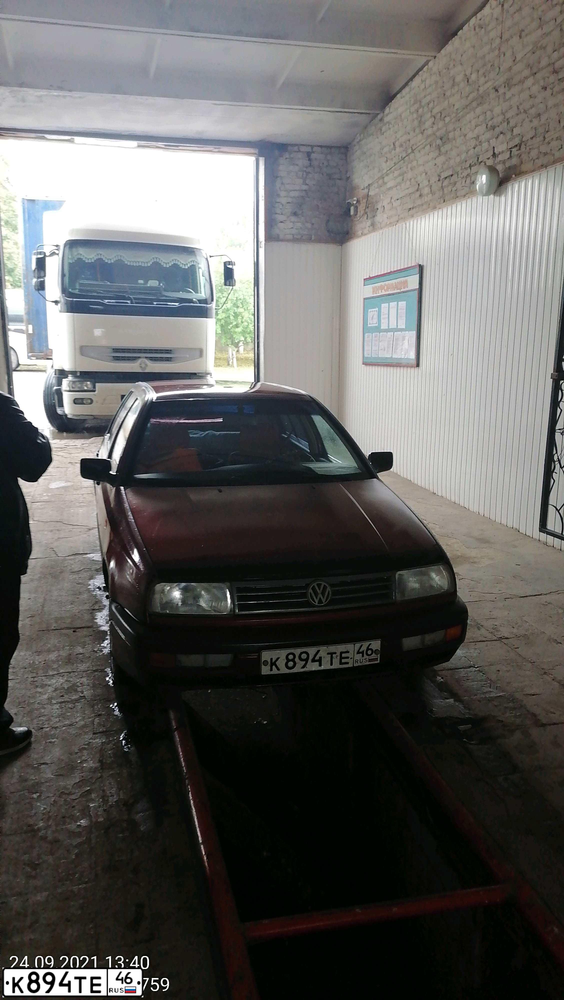 Фото автомобиля VOLKSWAGEN VENTO, 1993 — госномер К894ТЕ46. Цвет: КРАСНЫЙ(ВИШНЕВЫЙ)