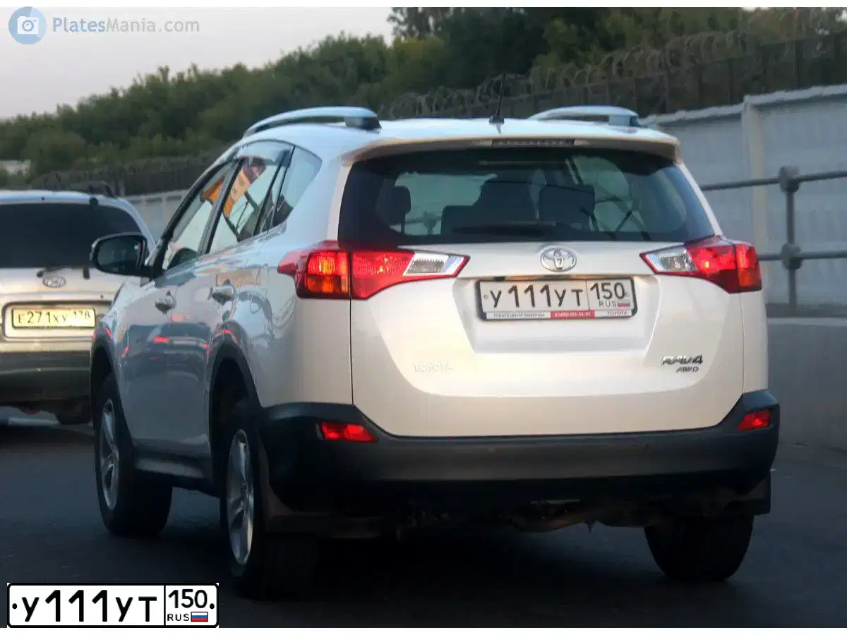 Фото автомобиля TOYOTA RAV4, 2013 — госномер У111УТ150. Цвет: БЕЛЫЙ