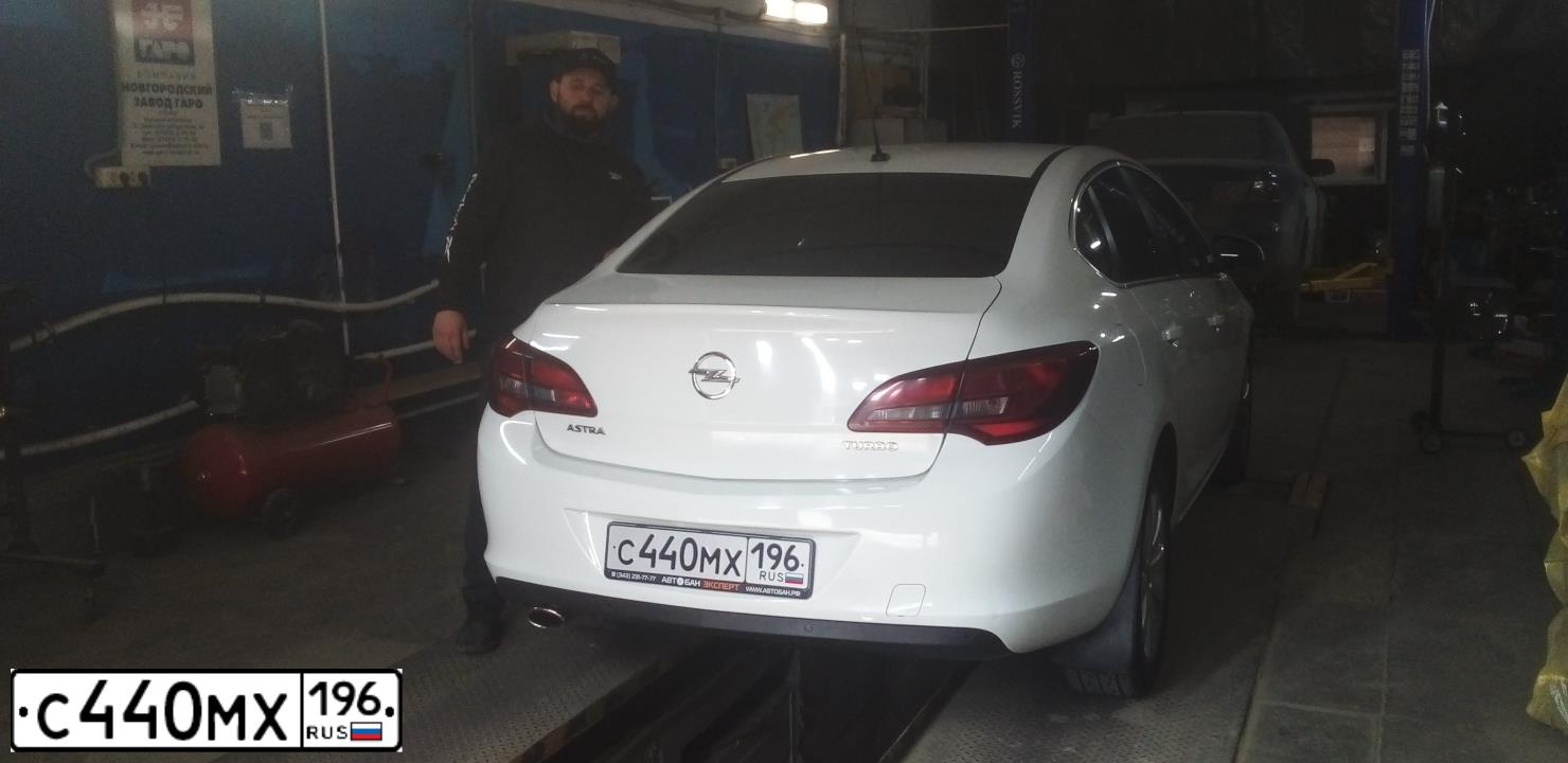 Фото автомобиля OPEL ASTRA, 2014 — госномер В013ХУ196. Цвет: БЕЛЫЙ