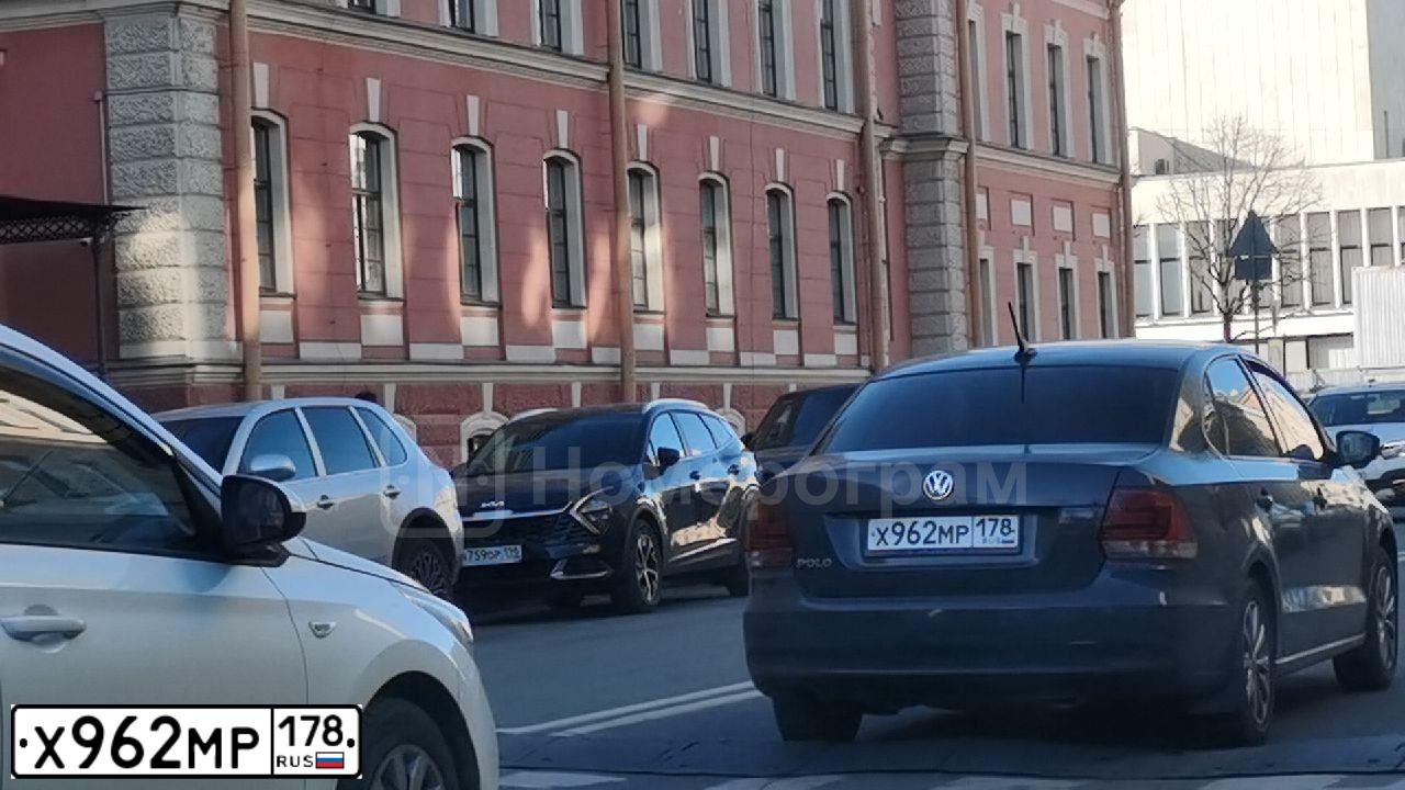 Фото автомобиля VOLKSWAGEN POLO, 2017 — госномер Х962МР178. Цвет: Серый
