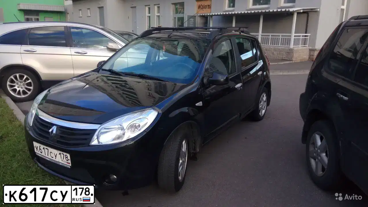 Фото автомобиля RENAULT SANDERO, 2011 — госномер К617СУ178. Цвет: ЧЕРНЫЙ