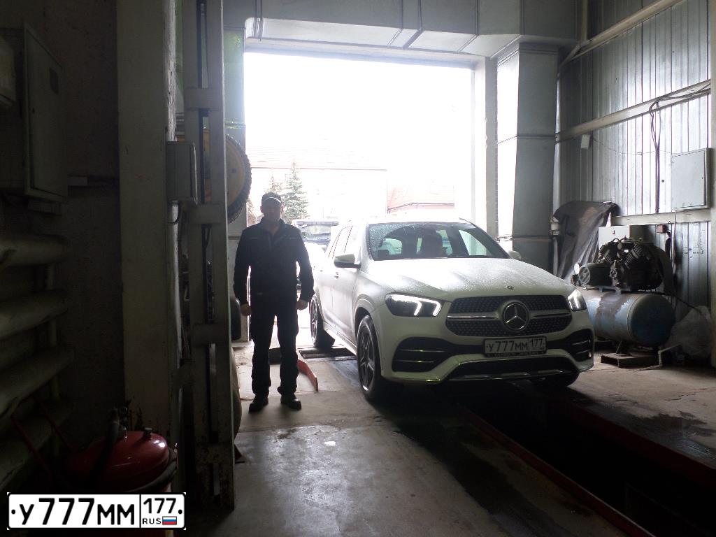 Фото автомобиля МЕРСЕДЕС-БЕНЦ GLE 300 D 4MATIC, 2020 — госномер Е245РК797. Цвет: Белый