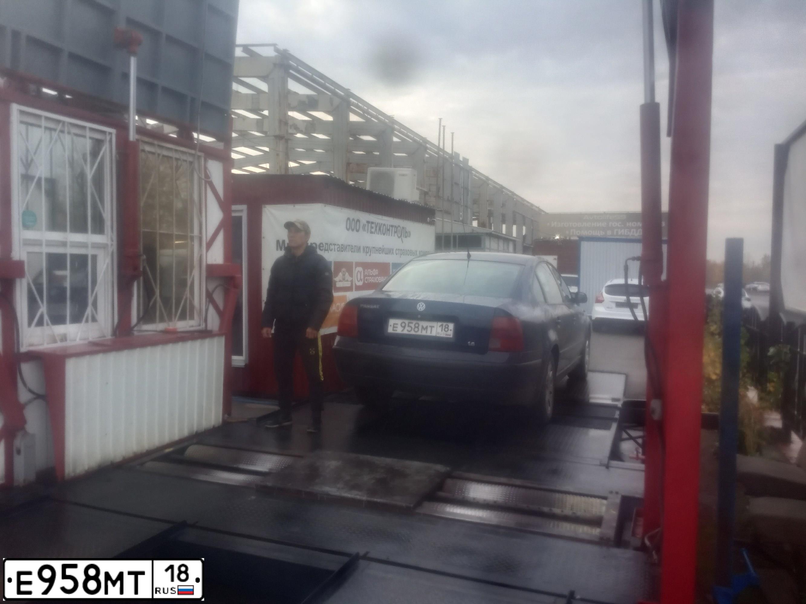 Фото автомобиля VOLKSWAGEN PASSAT, 2000 — госномер М765АС159. Цвет: синий