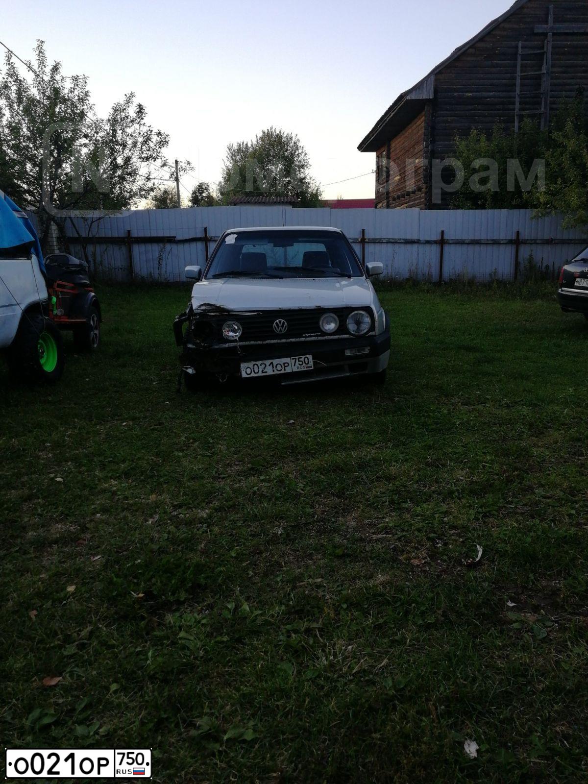 Фото автомобиля VOLKSWAGEN GOLF, 1989 — госномер Е555КС190. Цвет: СВЕТЛО-СЕРЫЙ