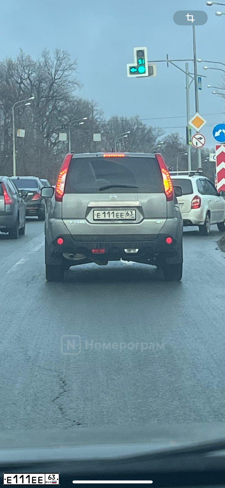 Фото автомобиля NISSAN X-TRAIL, 2011 — госномер Е111ЕЕ63. Цвет: СЕРЫЙ