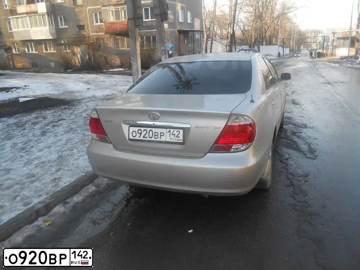 Фото автомобиля TOYOTA CAMRY, 2004 — госномер В113РА142. Цвет: ЗОЛОТИСТЫЙ