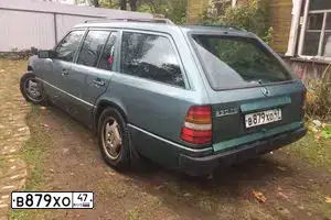 Фото автомобиля MERCEDES E-KLASSE, 1986 — госномер Т245НР78. Цвет: ЗЕЛЕНЫЙ