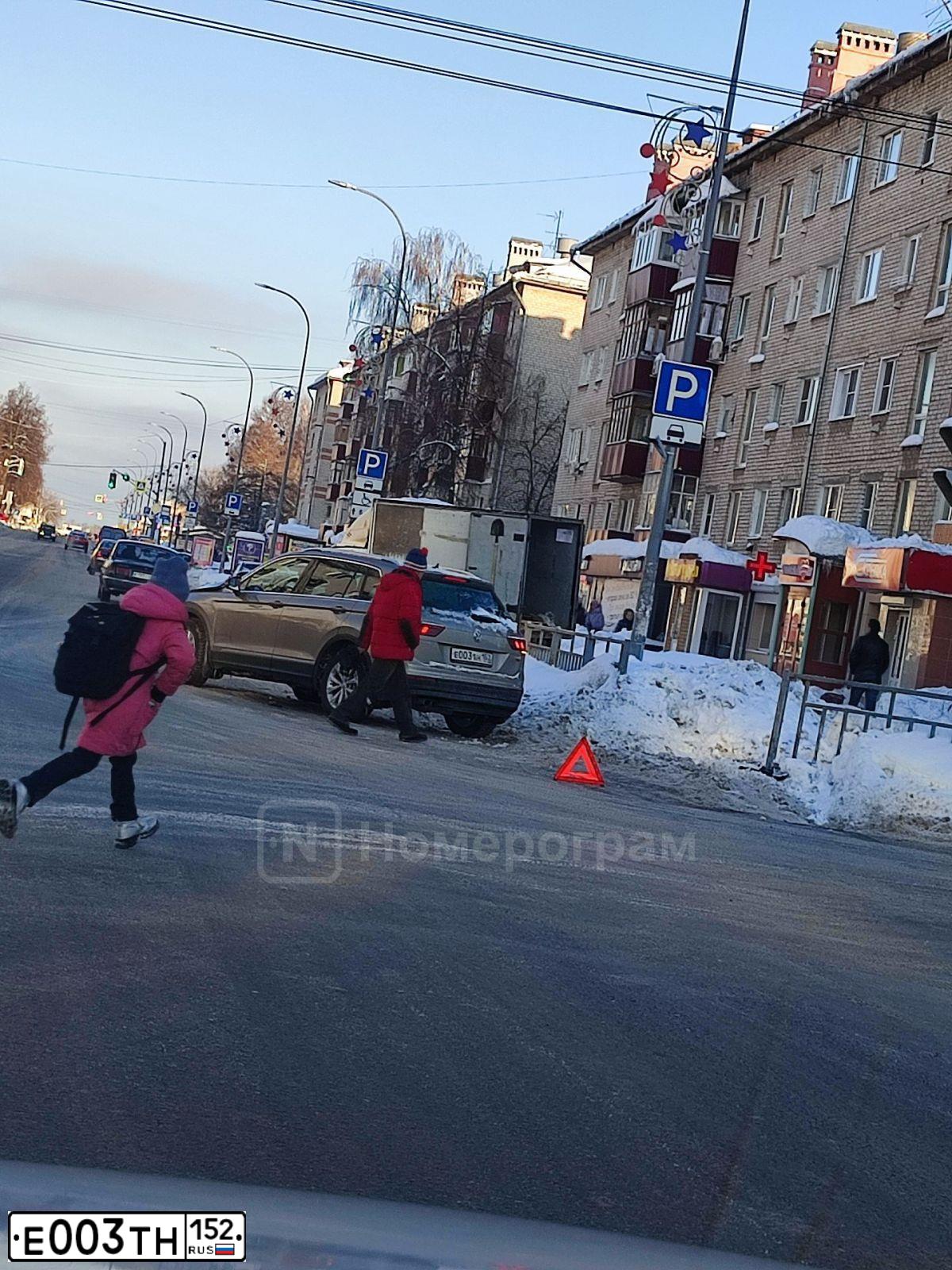 Фото автомобиля MINI МИНИ COOPER S, 2008 — госномер Х377НУ199. Цвет: синий