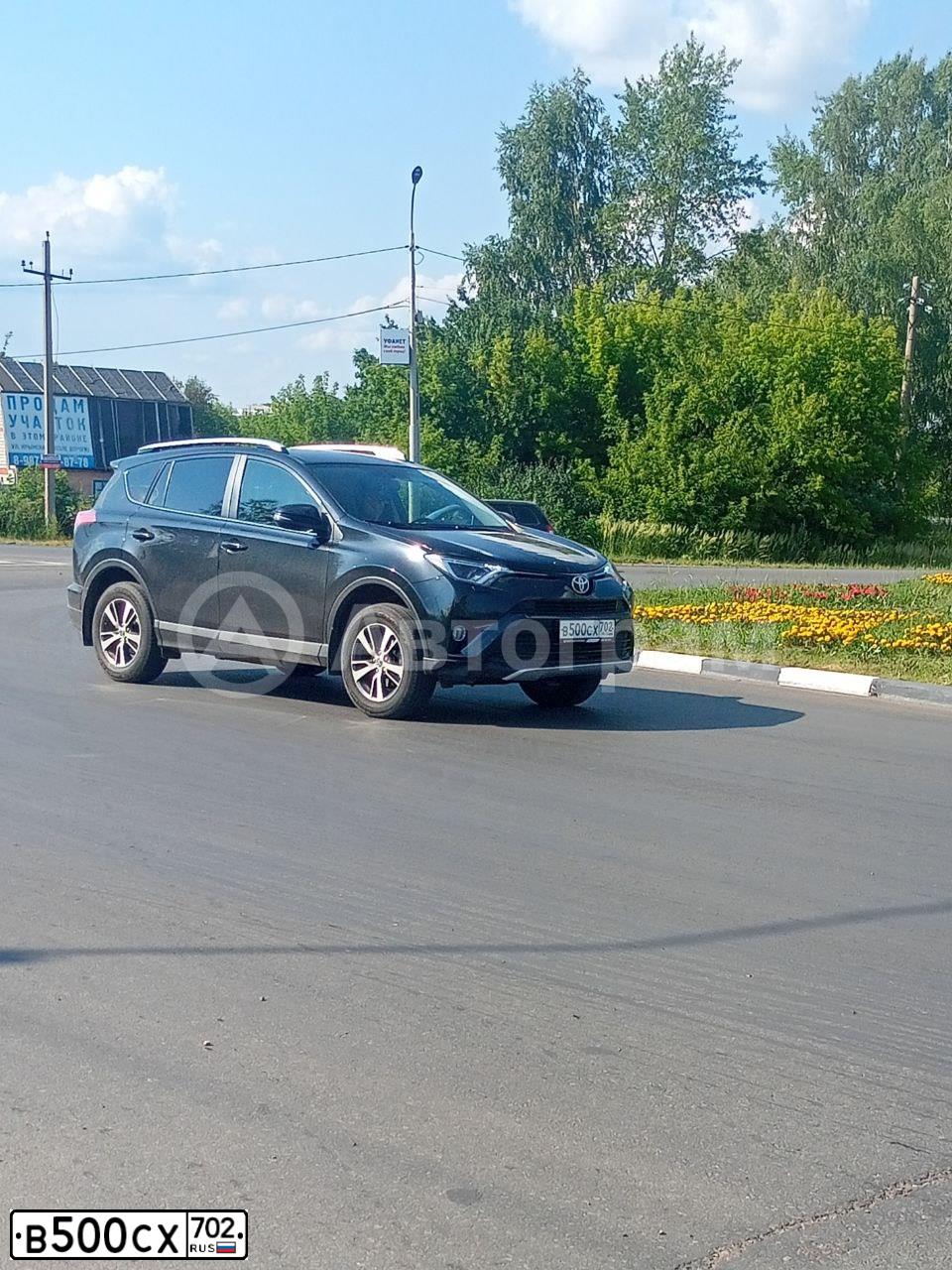 Фото автомобиля TOYOTA RAV4, 2015 — госномер В500СХ702. Цвет: ЧЕРНЫЙ