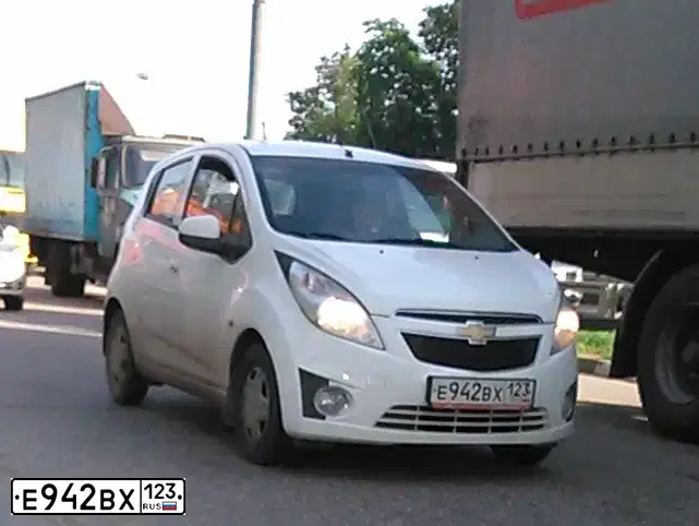 Фото автомобиля CHEVROLET SPARK, 2012 — госномер В617КХ30. Цвет: БЕЛЫЙ