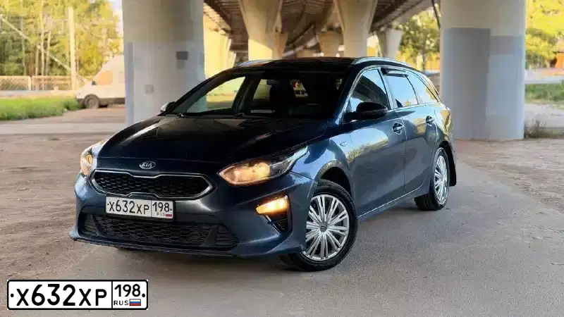 Фото автомобиля KIA CEE'D, 2019 — госномер Х632ХР198. Цвет: Темно-синий