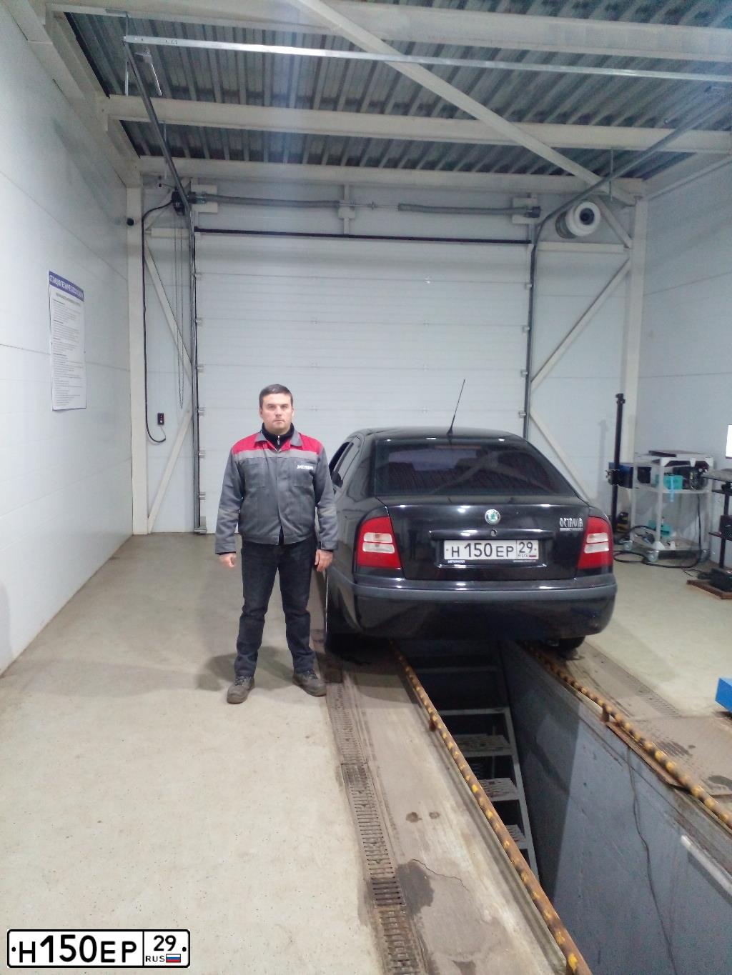 Фото автомобиля SKODA OCTAVIA, 2008 — госномер Н150ЕР29. Цвет: ЧЕРНЫЙ