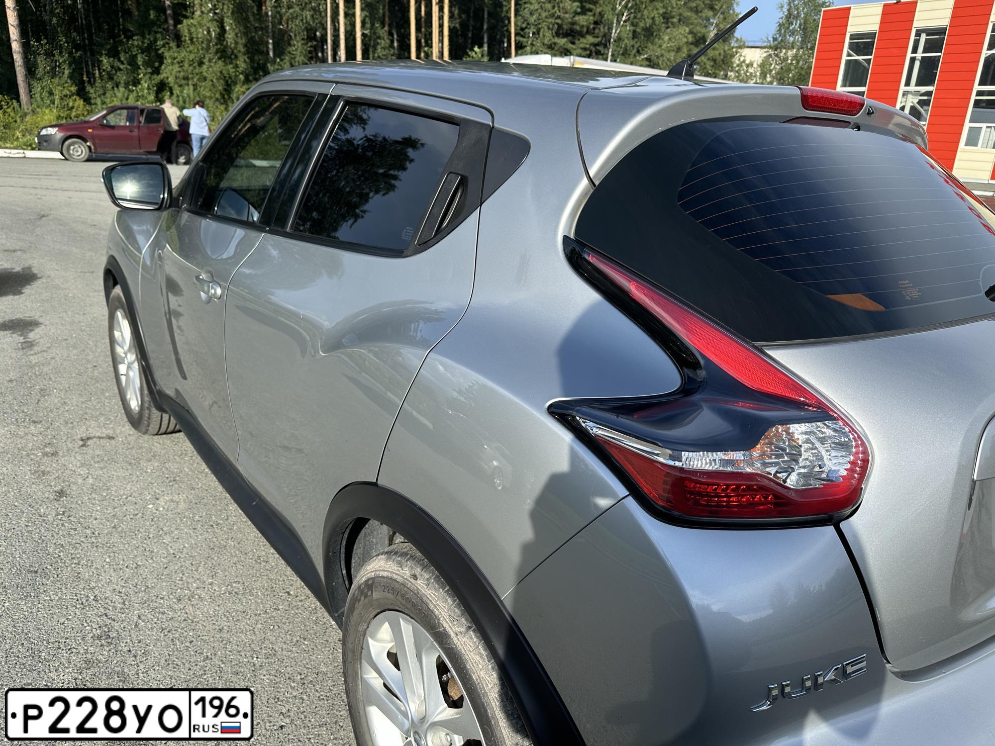 Фото автомобиля NISSAN JUKE, 2014 — госномер Р228УО196. Цвет: СЕРЫЙ
