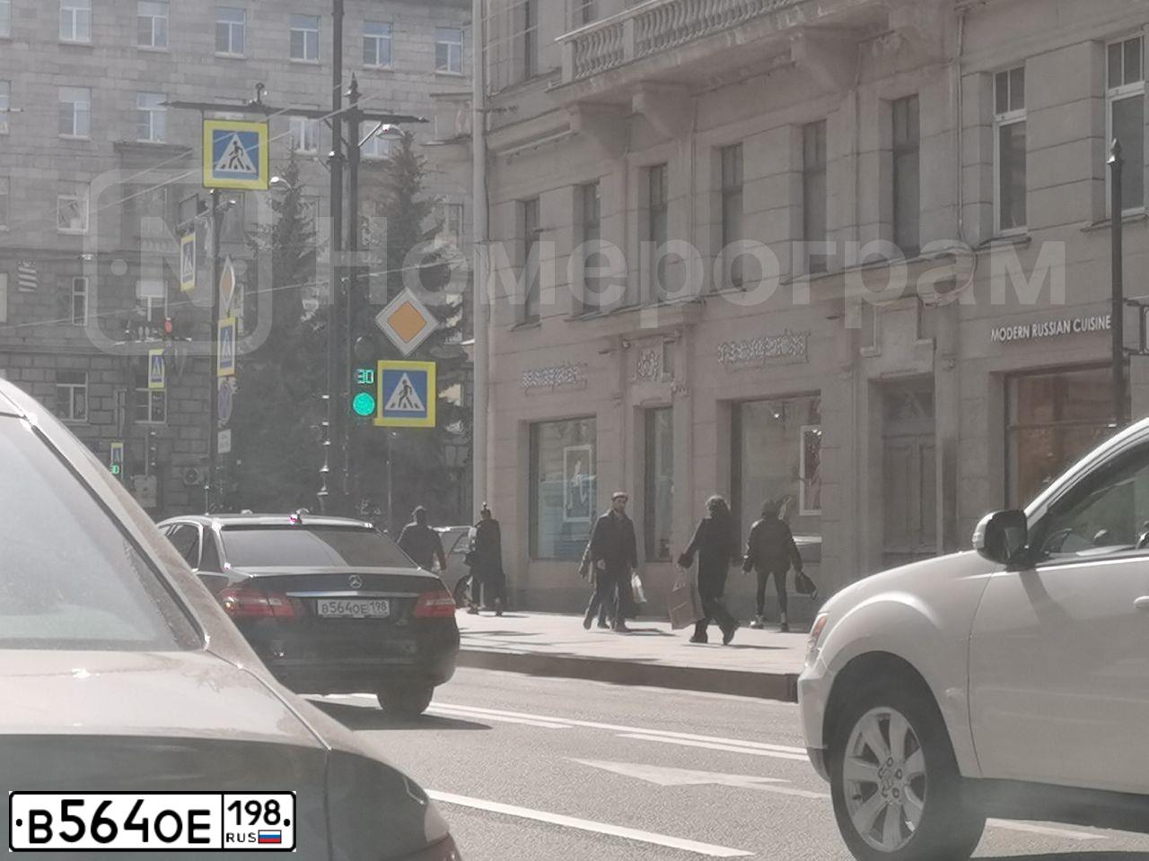 Фото автомобиля MERCEDES E-KLASSE, 2011 — госномер Е001ОХ178. Цвет: ЧЕРНЫЙ
