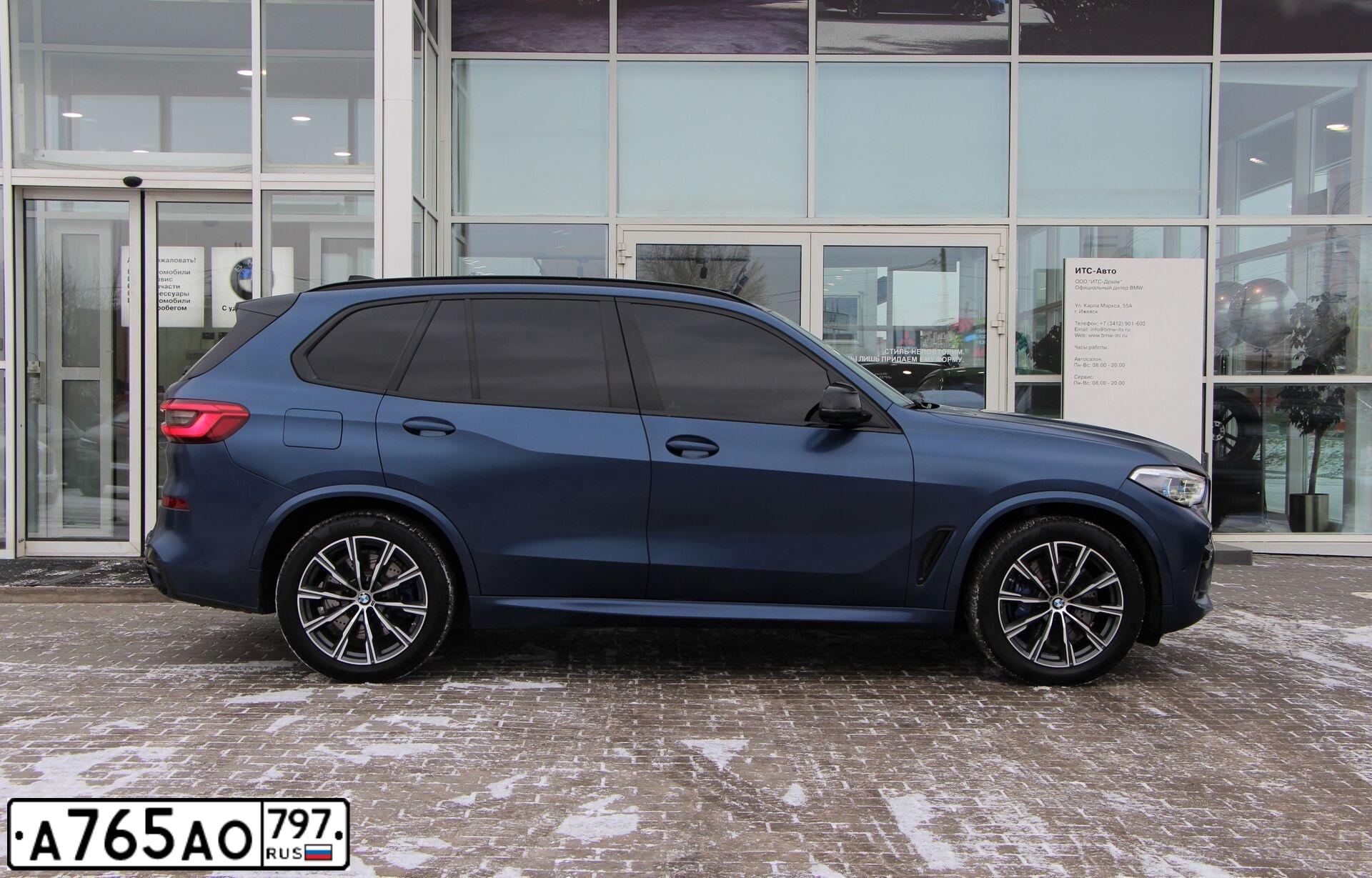 Фото автомобиля BMW X5, 2019 — госномер В440УУ18. Цвет: синий