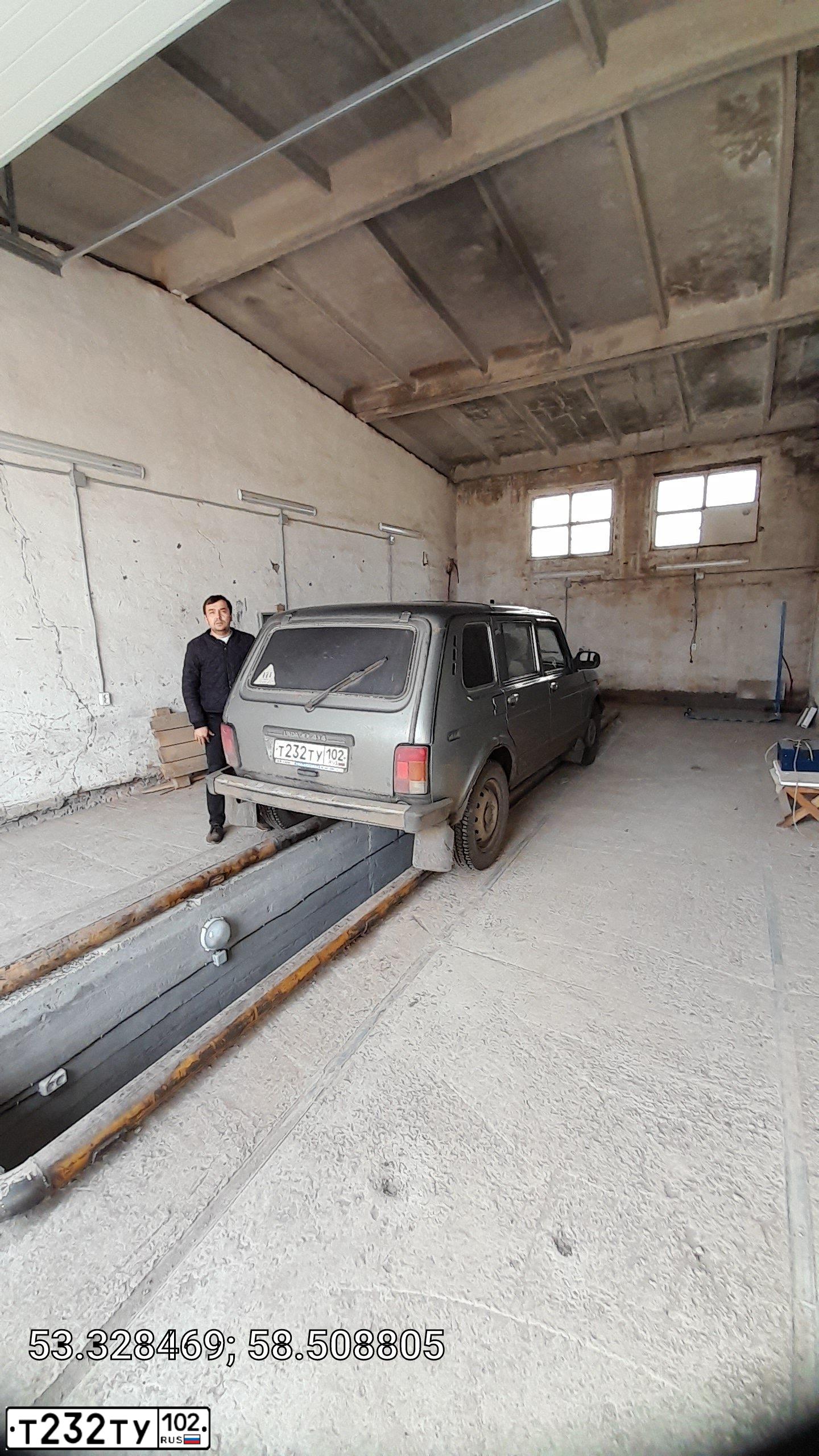 Фото автомобиля LADA 2121 NIVA, 2002 — госномер Н145ЕС64. Цвет: ТЕМНО БОРДОВЫЙ
