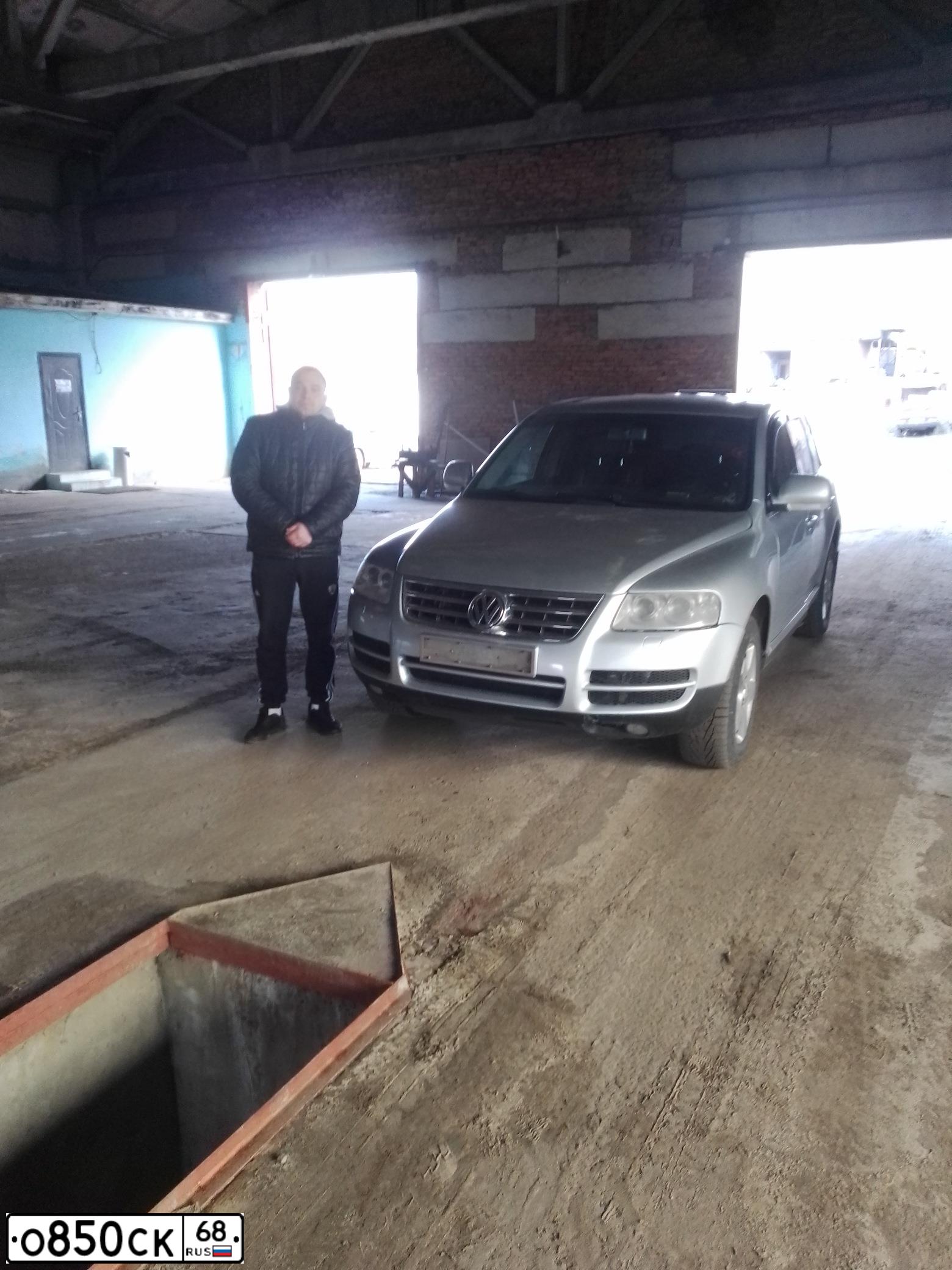 Фото автомобиля VOLKSWAGEN TOUAREG, 2004 — госномер С747НО716. Цвет: Серебристый