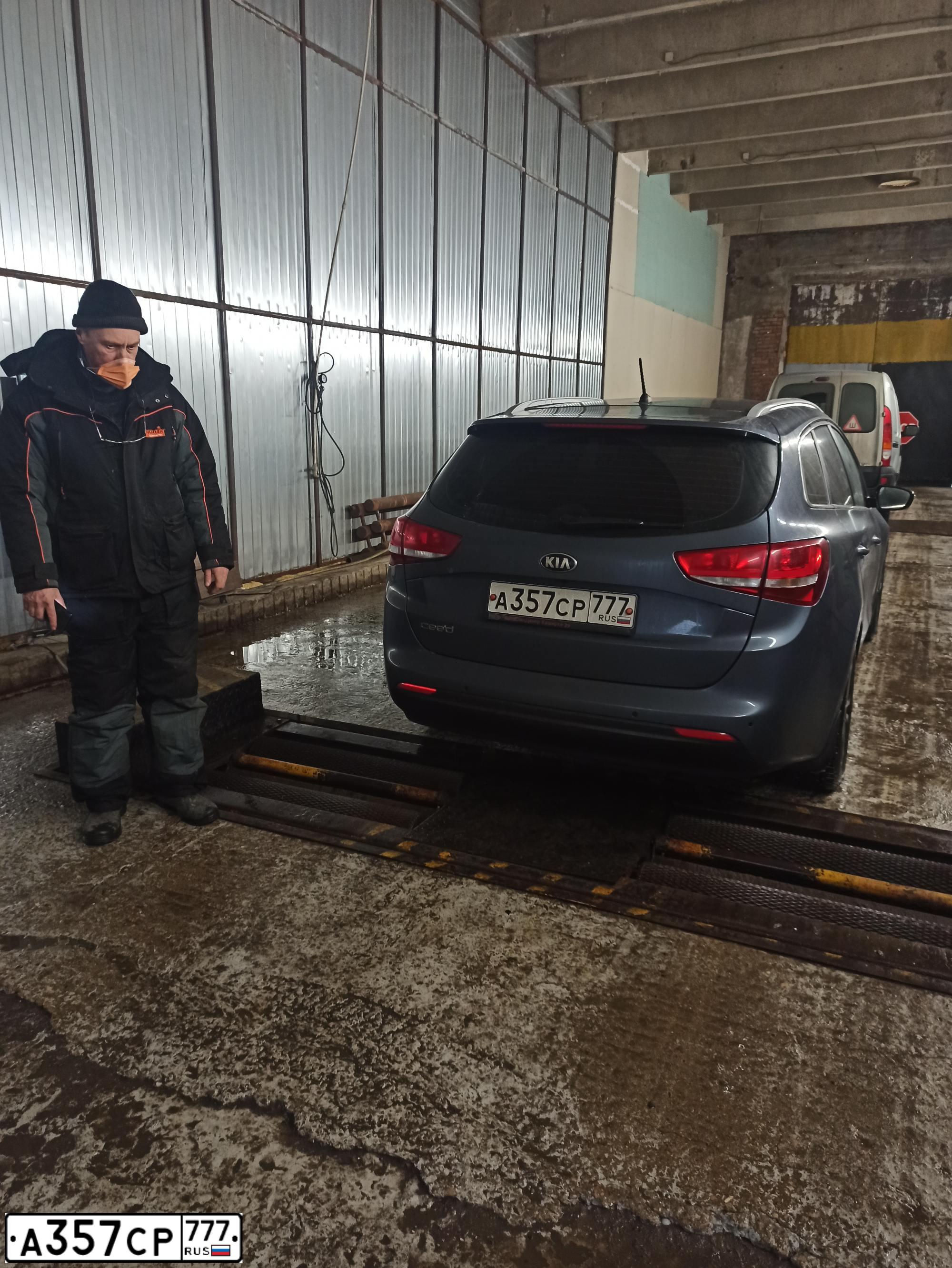 Фото автомобиля KIA CEE'D, 2016 — госномер А357СР777. Цвет: синий