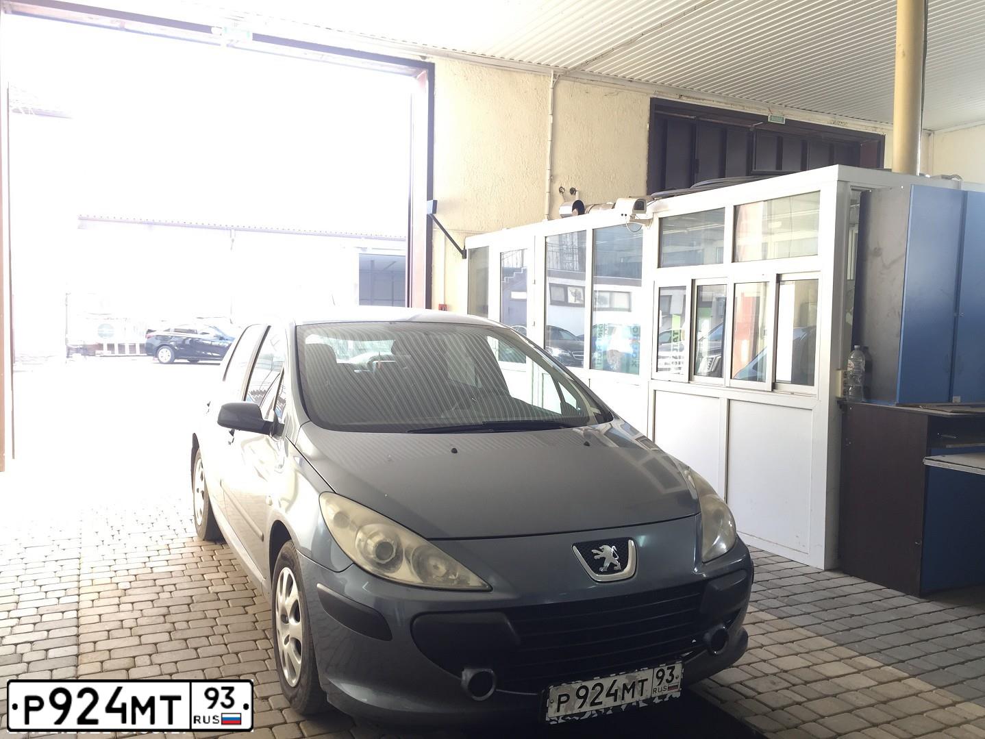 Фото автомобиля PEUGEOT 307, 2005 — госномер Р924МТ93. Цвет: СЕРЫЙ