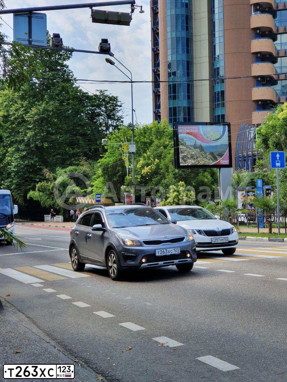 Фото автомобиля KIA RIO, 2019 — госномер Т263ХС123. Цвет: Серый