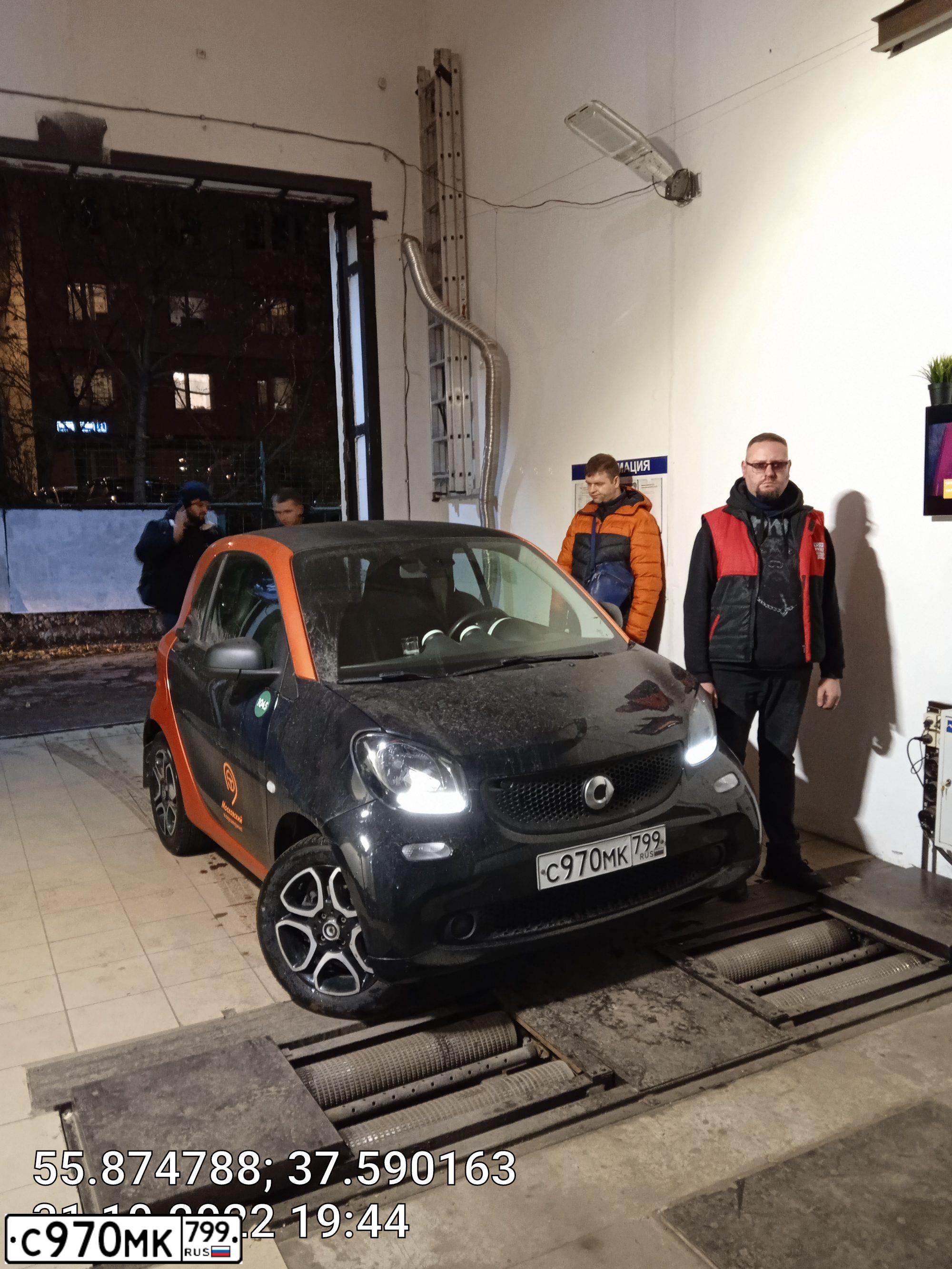Фото автомобиля СМАРТ FORTWO COUPE, 2018 — госномер М796УТ82. Цвет: ЧЕРНО-ОРАНЖЕВЫЙ