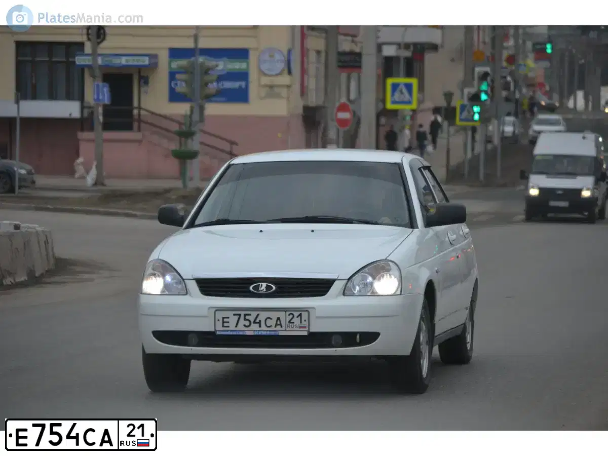 Фото автомобиля LADA 2172 PRIORA, 2011 — госномер Е754СА21. Цвет: Белый