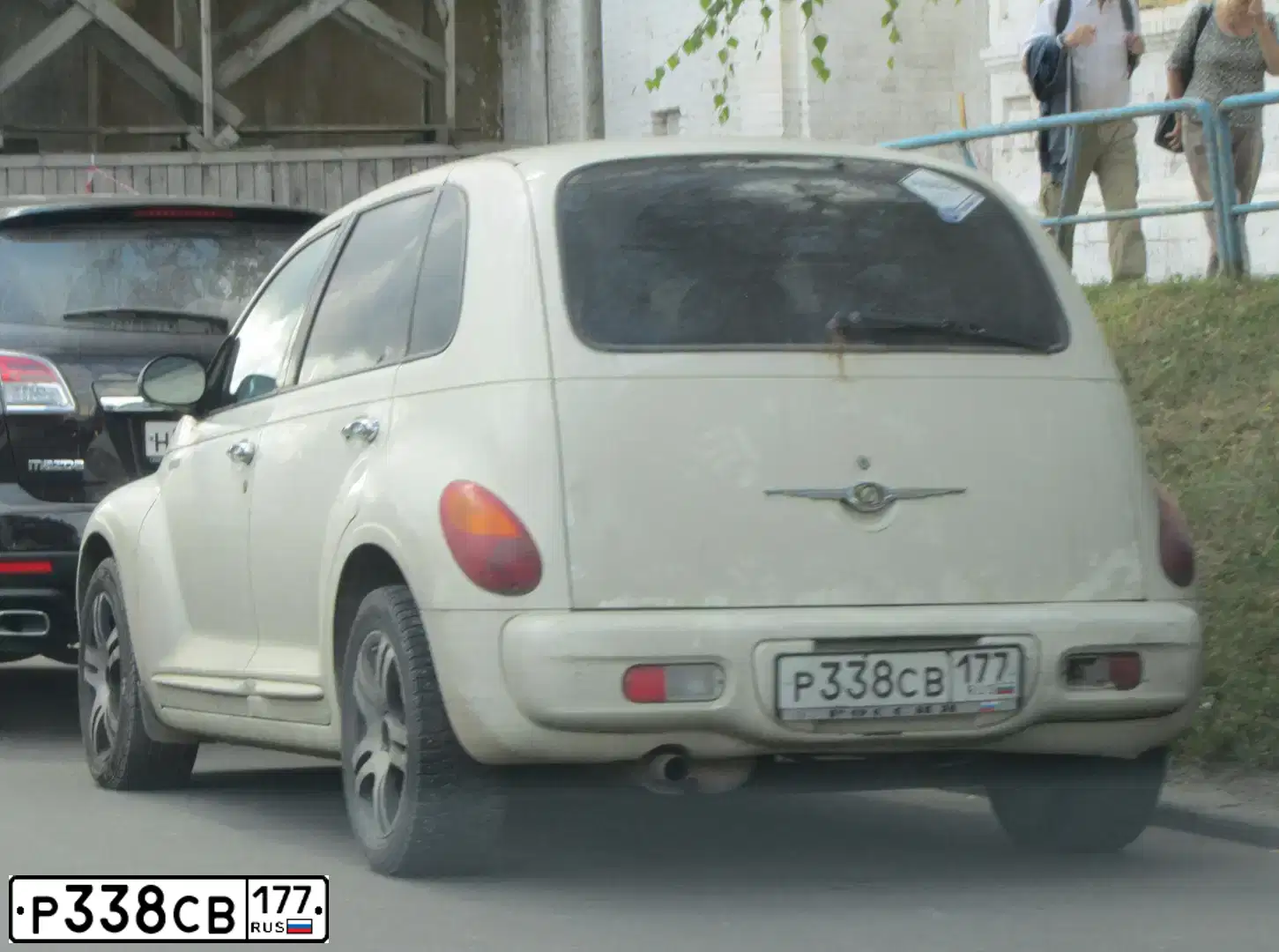 Фото автомобиля CHRYSLER PT CRUISER, 2004 — госномер Е481РТ77. Цвет: Белый