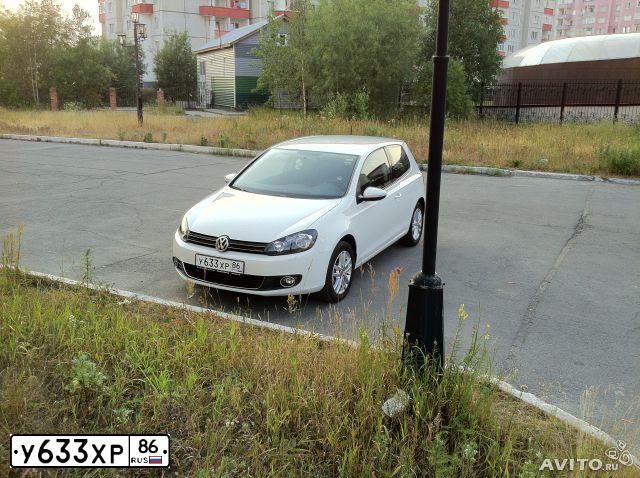 Фото автомобиля VOLKSWAGEN GOLF, 2012 — госномер У633ХР86. Цвет: Белый