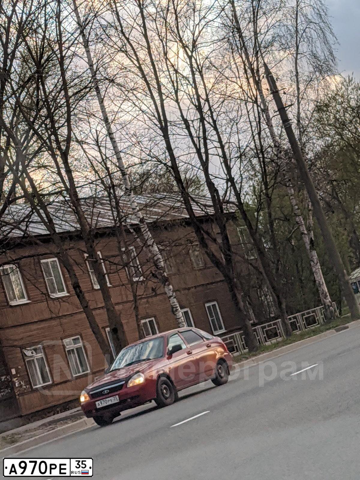 Фото автомобиля LADA 2172 PRIORA, 2008 — госномер А970РЕ35. Цвет: ЗОЛОТИСТО-КРАСНЫЙ