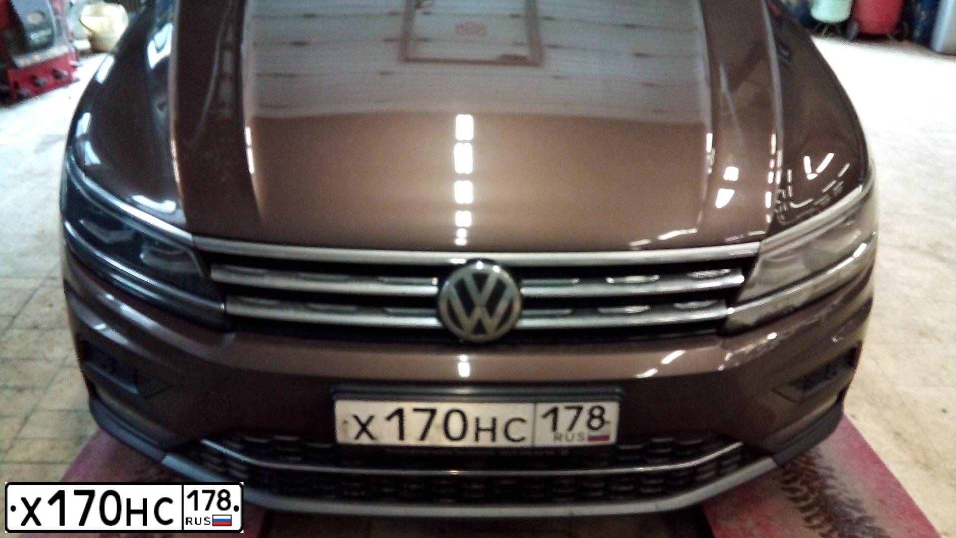 Фото автомобиля VOLKSWAGEN TIGUAN, 2017 — госномер Х170НС178. Цвет: Коричневый