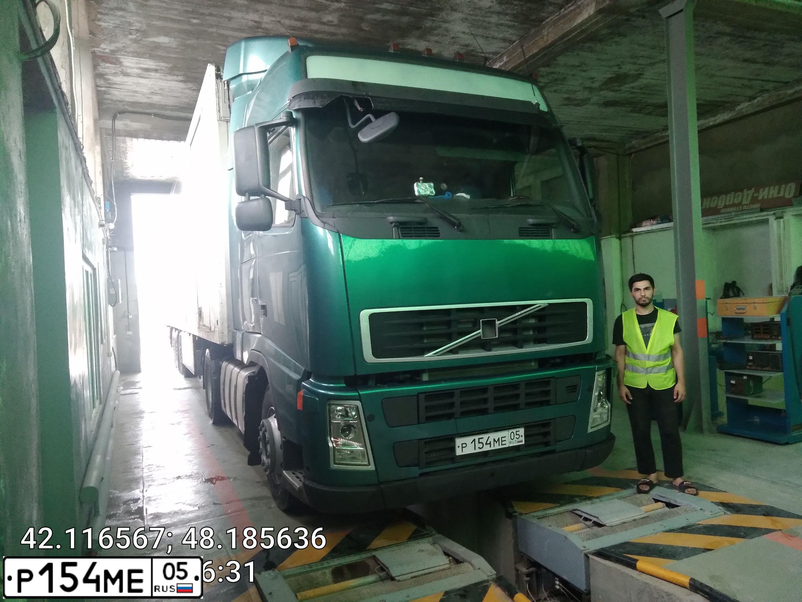 Фото автомобиля VOLVO SERIE FH /4X2/, 2006 — госномер Р154МЕ05. Цвет: синий