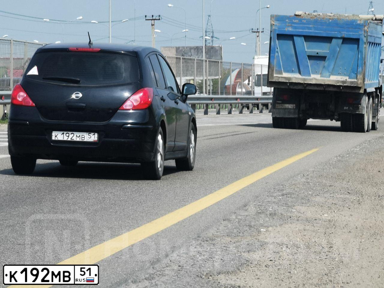 Фото автомобиля NISSAN TIIDA, 2007 — госномер К192МВ51. Цвет: ЧЕРНЫЙ