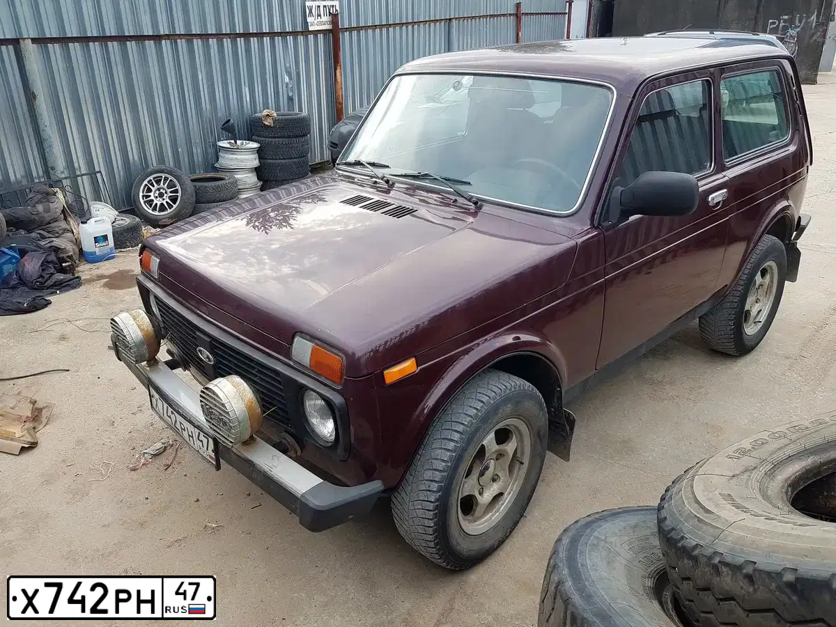 Фото автомобиля LADA 2121 NIVA, 2013 — госномер Х742РН47. Цвет: ТЕМНО-ВИШНЕВЫЙ