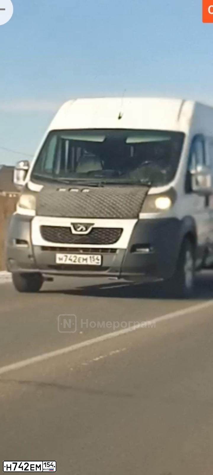 Фото автомобиля PEUGEOT BOXER, 2011 — госномер Н742ЕМ154. Цвет: БЕЛЫЙ