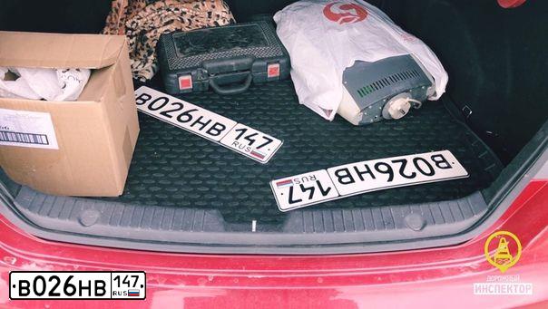 Фото автомобиля HYUNDAI SONATA, 2012 — госномер В026НВ147. Цвет: ТЕМНО-ВИШНЕВЫЙ