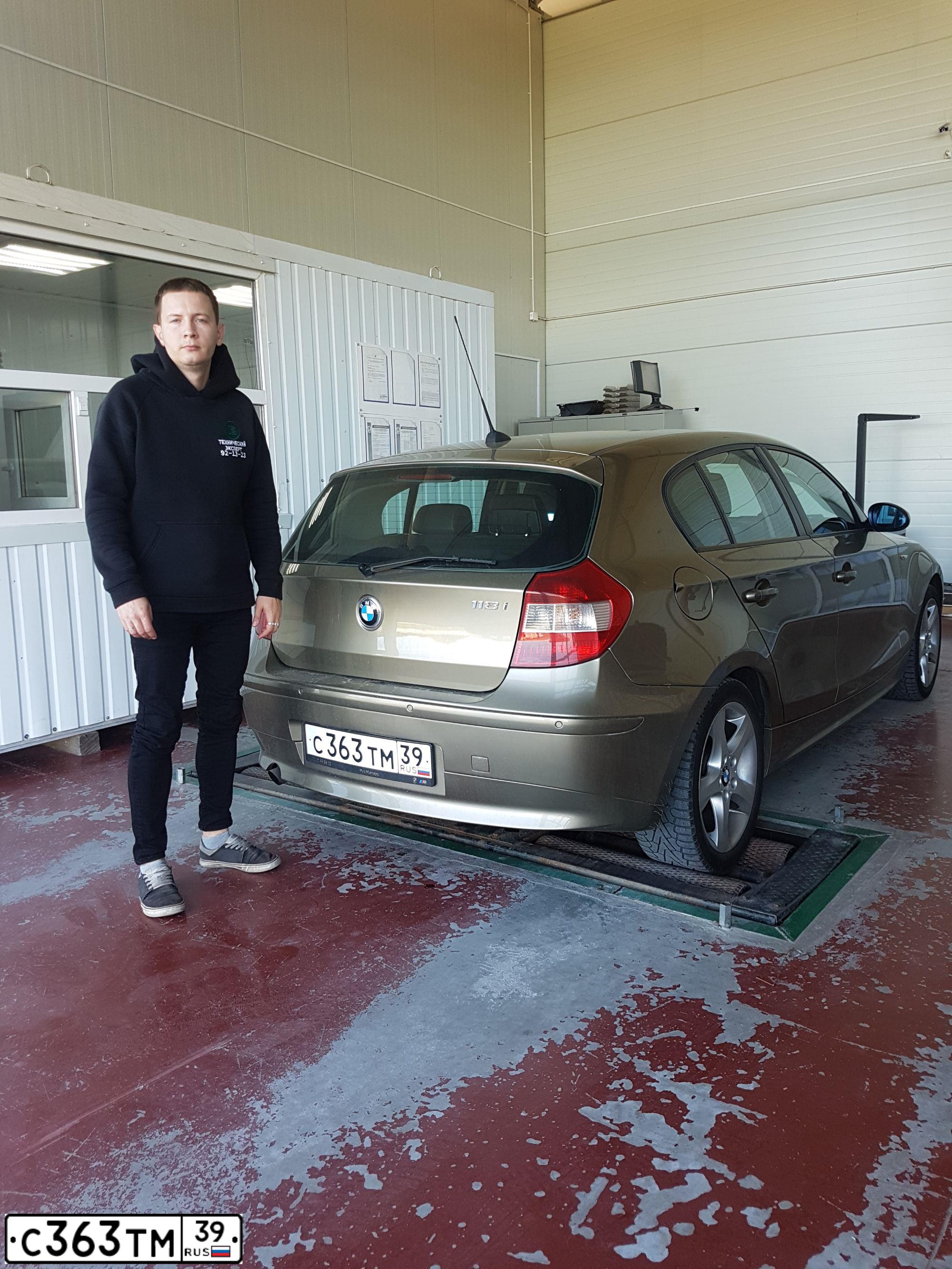 Фото автомобиля BMW SERIE 1, 2005 — госномер В406ВВ39. Цвет: ЗОЛОТИСТЫЙ