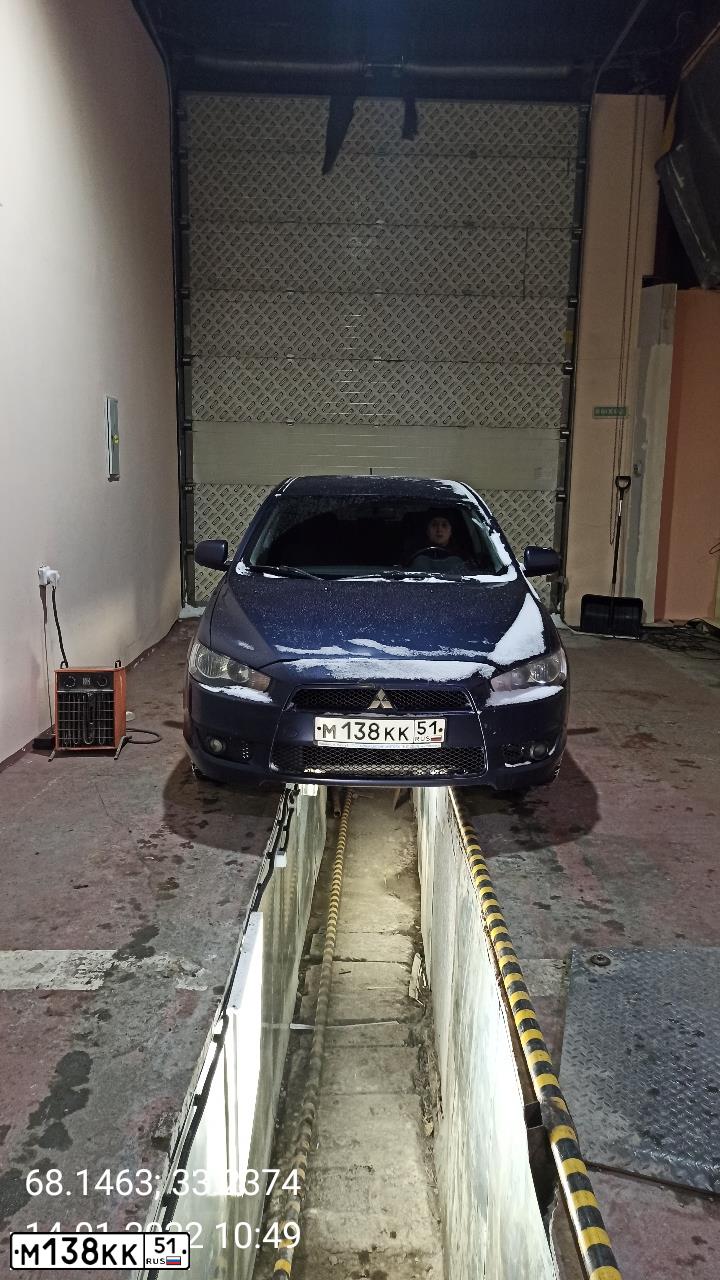 Фото автомобиля MITSUBISHI LANCER, 2007 — госномер М138КК51. Цвет: синий
