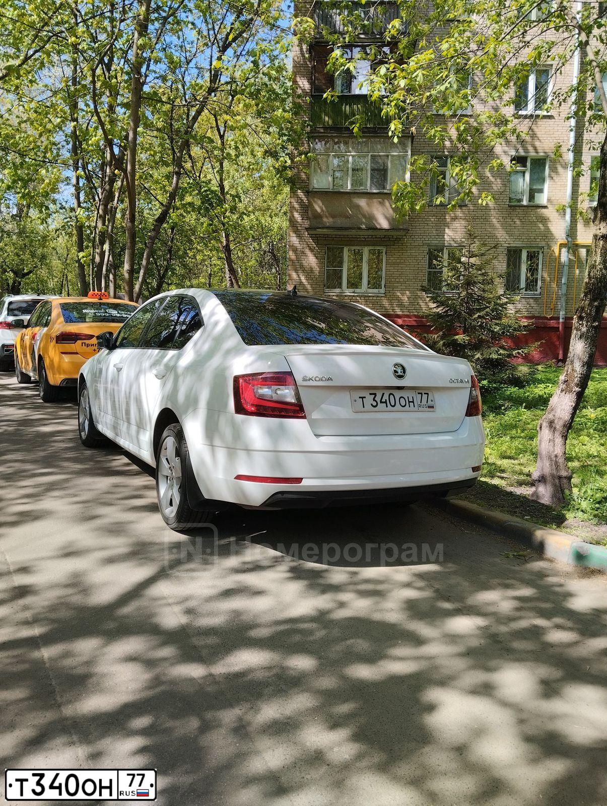 Фото автомобиля SKODA OCTAVIA, 2013 — госномер Т340ОН77. Цвет: Белый